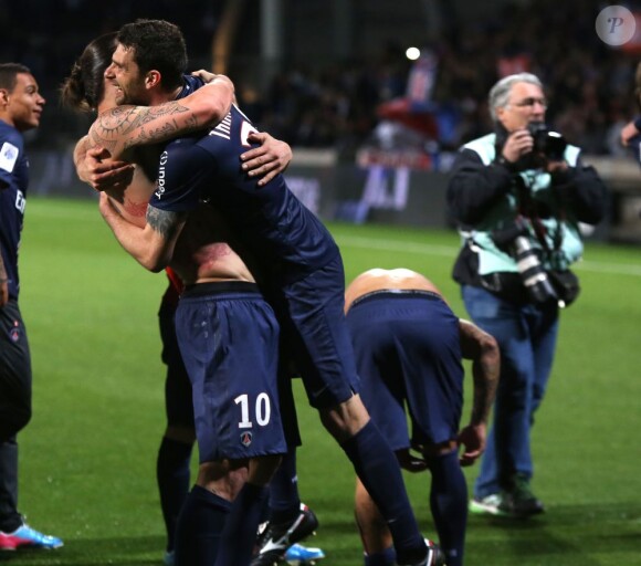 L'équipe du PSG a célébré son titre de champion de France acquis après sa victoire 1-0 sur la pelouse de l'Olympique Lyonnais, le 12 mai 2013 à Lyon