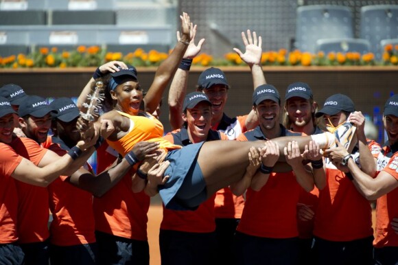 Serena Williams, tout heureuse d'avoir remporté le tournoi de Madrid face à Maria Sharapova (6-1, 6-4), le 12 mai 2013