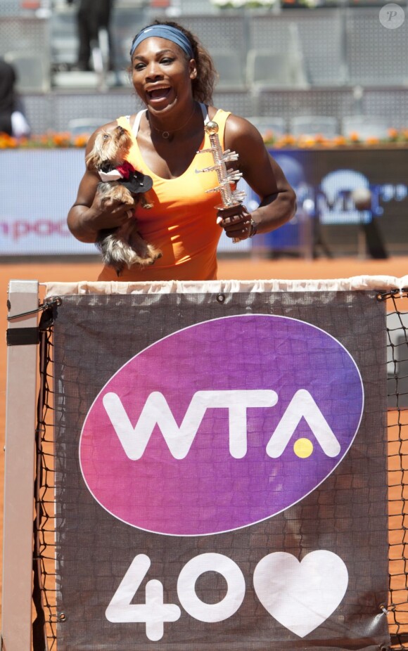 Serena Williams, ravi d'avoir remporté le tournoi de Madrid face à Maria Sharapova (6-1, 6-4), le 12 mai 2013, en compagnie de son chien Chips