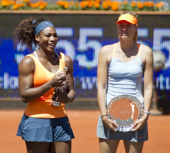 Serena Williams et Maria Sharapova à l'issue de la finale qui les a opposées à Madrid le 12 mai 2013