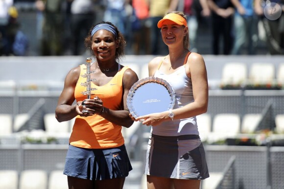 Serena Williams et Maria Sharapova côte à côte à l'issue de la finale du tournoi de Madrid remporté par l'Américane le 12 mai 2013 à Madrid