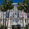 La façade du Carlton, souvenir de la Belle Epoque, s'habille aux couleurs de Gatsby le Magnifique.