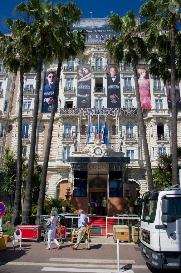 La façade du Carlton, souvenir de la Belle Epoque, s'habille aux couleurs de Gatsby le Magnifique.