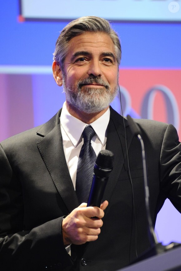 George Clooney recoit le German Media Prize 2012 à l'occasion d'une cérémonie à Baden-Baden en Allemagne, le 26 février 2013.