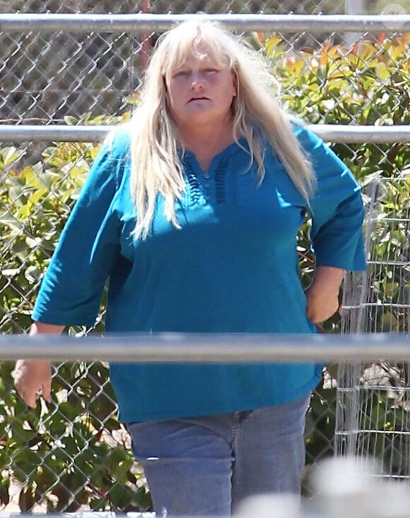 Debbie Rowe passe le jour de la Fête des mères seule dans un centre équestre à Palmdale, le 12 mai 2013.