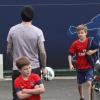 Exclusif - David Beckham quitte le Camp des Loges avec ses trois fils Brooklyn, Cruz et Romeo après l'entraînement, le 4 mai 2013.