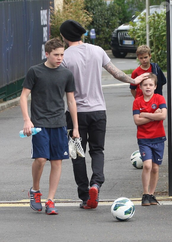 Exclusif - David Beckham au Camp des Loges avec ses trois fils Brooklyn, Cruz et Romeo après l'entraînement, le 4 mai 2013.