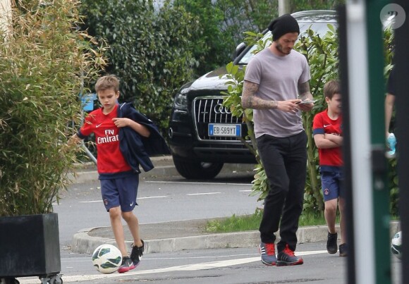 Exclusif - La star David Beckham au Camp des Loges avec ses trois fils Brooklyn, Cruz et Romeo après l'entraînement à Saint-Germain-en-Laye, le 4 mai 2013.