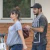 La comédienne Penelope Cruz, enceinte, avec son frère Eduardo Cruz, rendent visite à leur soeur Monica, qui vient d'accoucher d'une fille à la maternité à Madrid le 14 mai 2013.