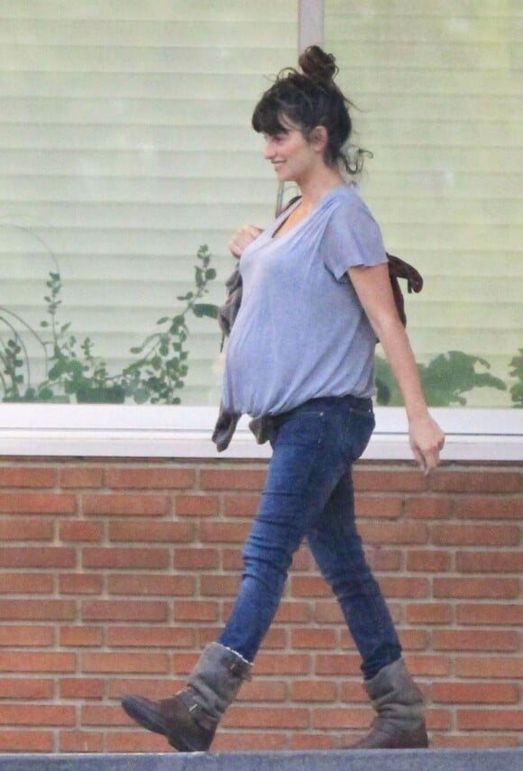 L'actrice Penelope Cruz enceinte rend visite à sa soeur Monica, qui vient d'accoucher d'une fille à la maternité à Madrid le 14 mai 2013.