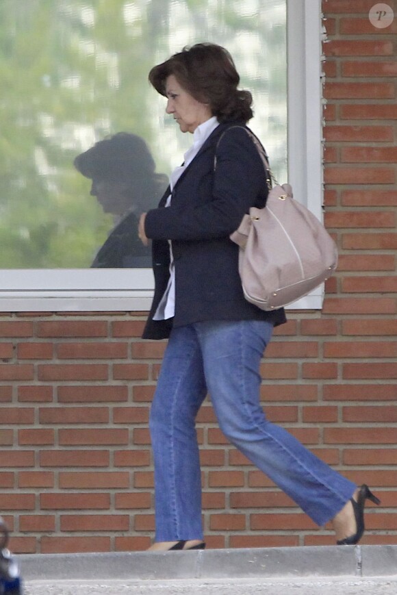 La mere de Monica Cruz vient lui rendre visite à la maternité à Madrid le 14 mai 2013.