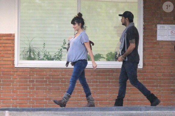 L'actrice espagnole Penelope Cruz enceinte rend visite à sa soeur Monica, qui vient d'accoucher d'une fille à la maternité à Madrid le 14 mai 2013.