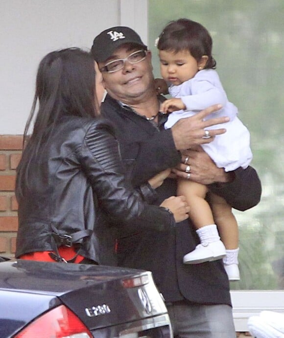 Eduardo Cruz avec sa fille Salma et sa compagne Carmen rend visite à sa fille Monica, qui vient d'accoucher d'une fille à la maternité à Madrid le 14 mai 2013.