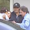 Eduardo Cruz avec sa fille Salma et sa compagne Carmen rend visite à sa fille Monica, qui vient d'accoucher d'une fille à la maternité à Madrid le 14 mai 2013.