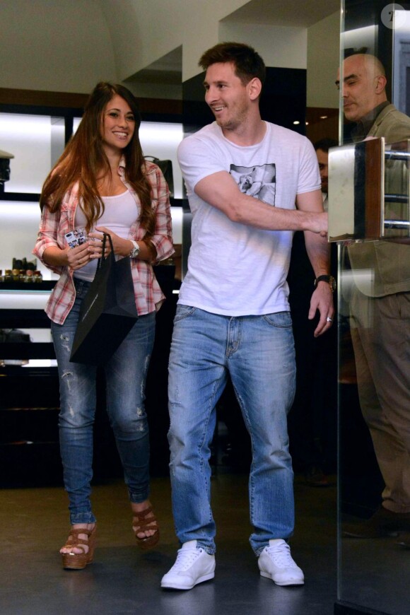 Le footballeur Lionel Messi et sa compagne Antonella Roccuzzo font du shopping dans une boutique Dolce & Gabbana à Milan, le 14 mai 2013.