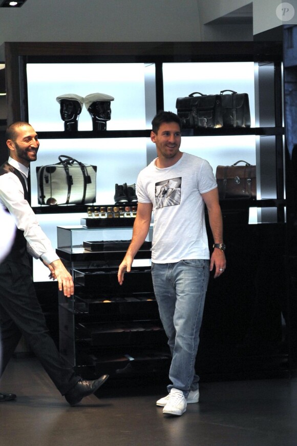 Lionel Messi et sa compagne Antonella Roccuzzo font du shopping à Milan, le 14 mai 2013.