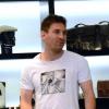 Lionel Messi et sa compagne Antonella Roccuzzo font du shopping dans une boutique Dolce & Gabbana à Milan, le 14 mai 2013.