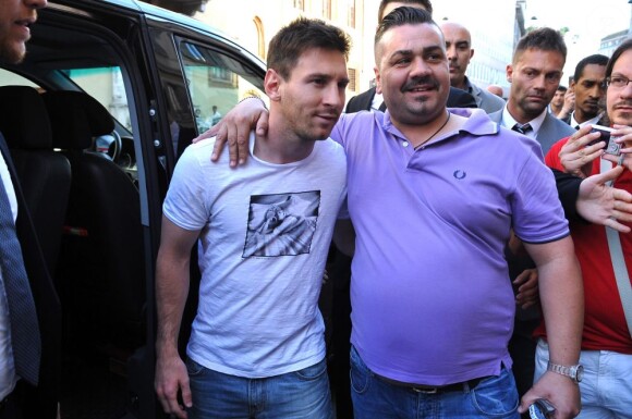 La star du FC Barcelone Lionel Messi et sa compagne Antonella Roccuzzo font du shopping dans une boutique Dolce & Gabbana à Milan, le 14 mai 2013.