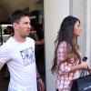 Lionel Messi et sa compagne Antonella Roccuzzo font du shopping dans une boutique Dolce & Gabbana à Milan, le 14 mai 2013.