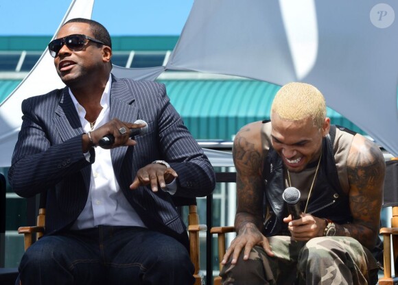 L'acteur Chris Tucker, futur présentateur des BET Awards 2013 et Chris Brown détendus lors de la conférence de presse de la cérémonie à l'Icon LA Ultra Lounge. Los Angeles, le 14 mai 2013.