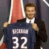 David Beckham pose au Parc des Princes après la signature de son contrat avec le PSG le 31 janvier 2013