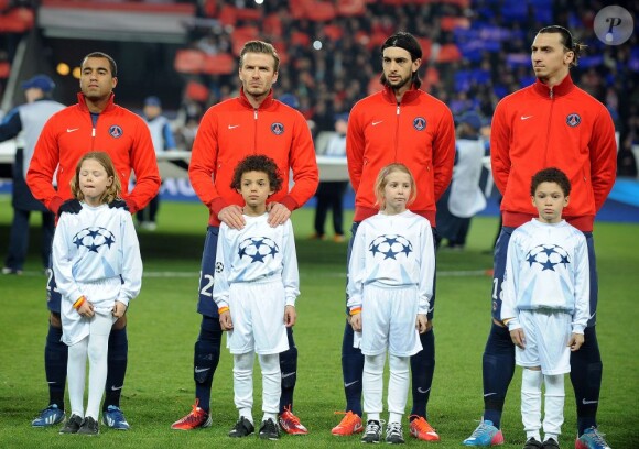 David Beckham entouré de Lucas Moura, Javier Pastore et Zlatan Ibrahimovic le 2 avril 2013 avant le match face au FC Barcelone au Parc des Princes à Paris