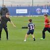 Brooklyn, Romeo et Cruz profitent du Camp des Loges où s'entraine leur père David Beckham pour taquiner le ballon, le 19 avril 2013 à Saint-Germain-en-Laye