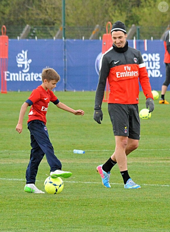 Romeo face à Zlatan Ibnahmovic du Camp des Loges où s'entraine son père David Beckham, le 19 avril 2013 à Saint-Germain-en-Laye