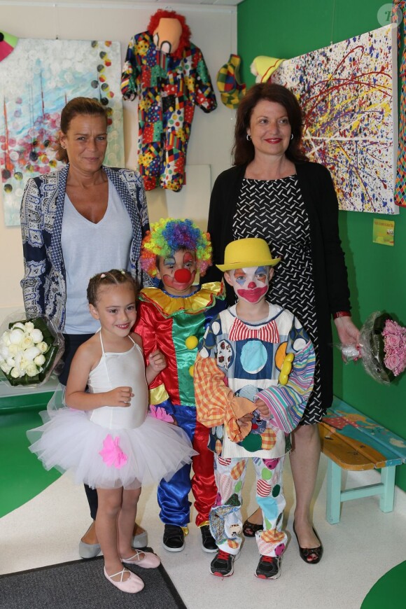 La princesse Stéphanie de Monaco à l'école du Parc, à Monaco le 15 mai 2013, pour découvrir les créations des élèves à l'occasion de la manifestation "Rencontre autour des Arts... et du Cirque".
