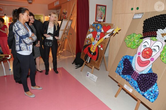 La princesse Stéphanie de Monaco à l'école du Parc, à Monaco le 15 mai 2013, pour découvrir les créations des élèves à l'occasion de la manifestation "Rencontre autour des Arts... et du Cirque".