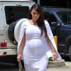 Kim Kardashian, enceinte et habillée d'une robe et de sandales Givenchy, profite d'une après-midi détente avec sa mère Kris Jenner. Los Angeles, le 16 mai 2013.