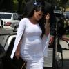 Kim Kardashian, enceinte et habillée d'une robe et de sandales Givenchy, profite d'une après-midi détente avec sa mère Kris Jenner. Los Angeles, le 16 mai 2013.