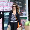 Jessica Alba en tenue de sport va faire les courses à Los Angeles le 17 mai 2013