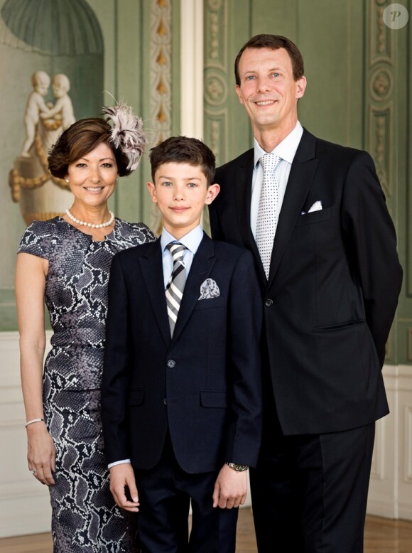 Portrait officiel de la confirmation du prince Nikolai de Danemark avec ses parents la comtesse Alexandra de Frederiksborg et le prince Joachim, effectuée à la chapelle du palais de Fredensborg le 18 mai 2013