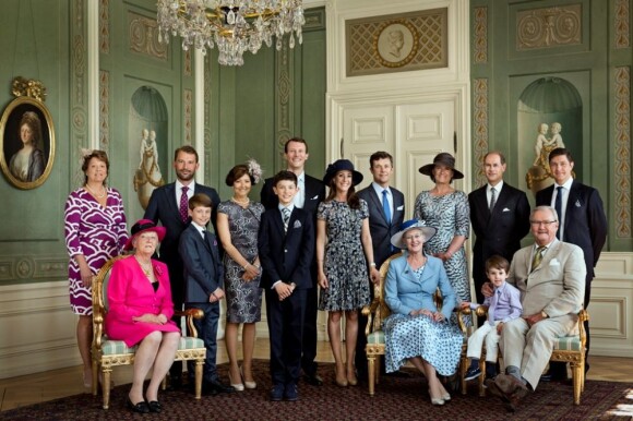 Portrait officiel de la confirmation du prince Nikolai de Danemark, avec ses parents, frères, parrains et marraines et le couple royal, effectuée à la chapelle du palais de Fredensborg le 18 mai 2013