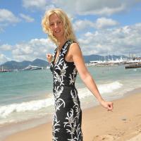 Cannes 2013 : Sandrine Kiberlain, sirène blonde ''Tip Top'' sur le sable