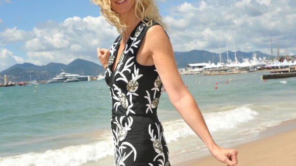 Cannes 2013 : Sandrine Kiberlain, sirène blonde ''Tip Top'' sur le sable