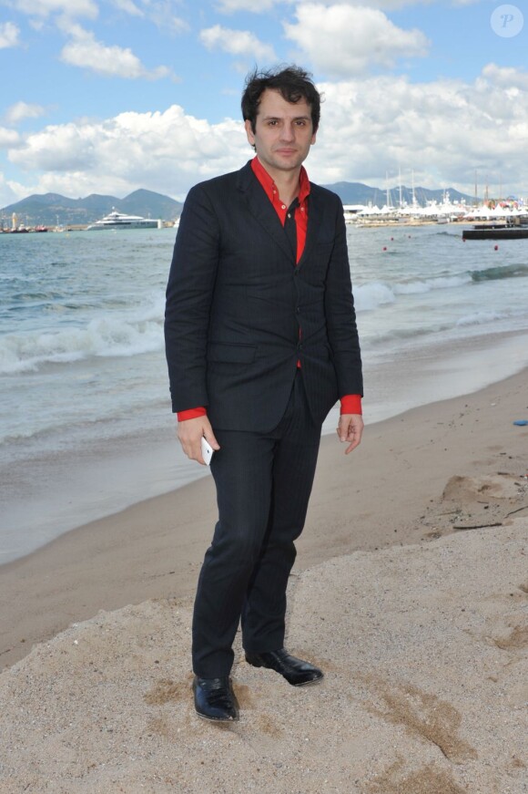Le réalisateur Serge Bozon lors du photocall du film Tip Top présenté à la Quinzaine des réalisateurs lors du Festival de Cannes le 19 mai 2013