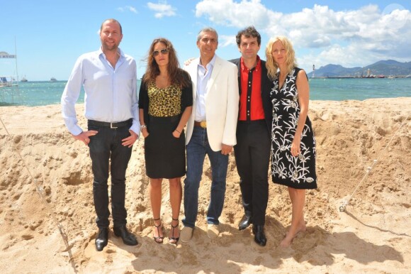 Francois Damiens, Karole Rocher, Samy Naceri, le réalisateur Serge Bozon et Sandrine Kiberlain lors du photocall du film Tip Top présenté à la Quinzaine des réalisateurs lors du Festival de Cannes le 19 mai 2013