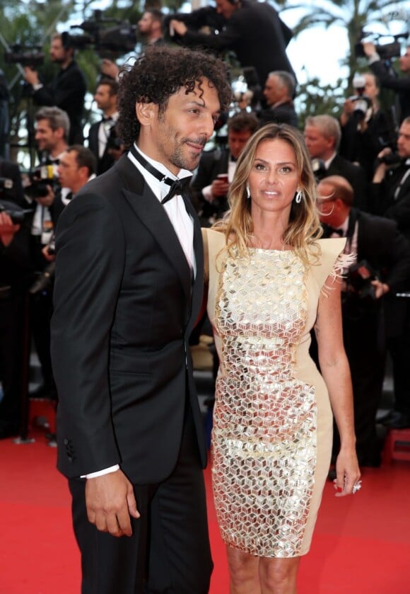 Tomer Sisley et sa girlfriend Agathe de la Fontaine officialisent pendant la montée des marches du film Inside Llewyn Davis lors du 66e festival du film de Cannes, le 19 mai 2013.