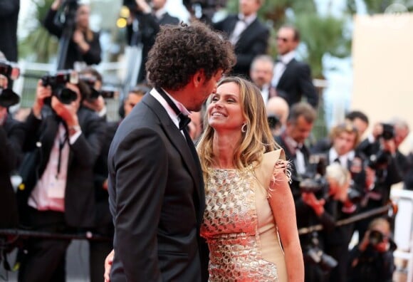 Tomer Sisley et sa nouvelle compagne Agathe de la Fontaine tendres amoureux pendant la montée des marches du film Inside Llewyn Davis lors du 66e festival du film de Cannes, le 19 mai 2013.