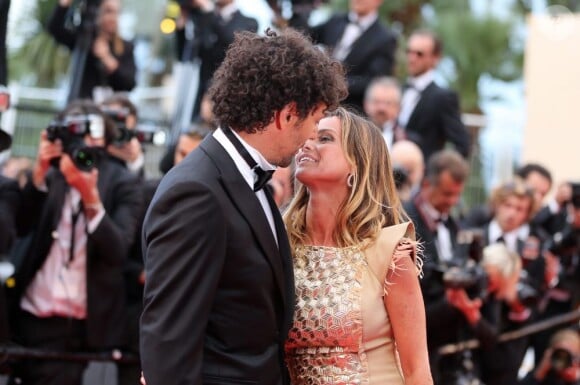 Tomer Sisley et Agathe de la Fontaine s'embrassent pendant la montée des marches du film Inside Llewyn Davis lors du 66e festival du film de Cannes, le 19 mai 2013.
