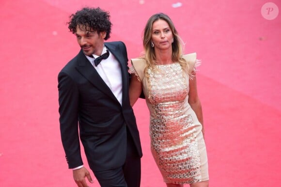 Tomer Sisley et Agathe de la Fontaine foulent le tapis rouge pendant la montée des marches du film Inside Llewyn Davis lors du 66e festival du film de Cannes, le 19 mai 2013.