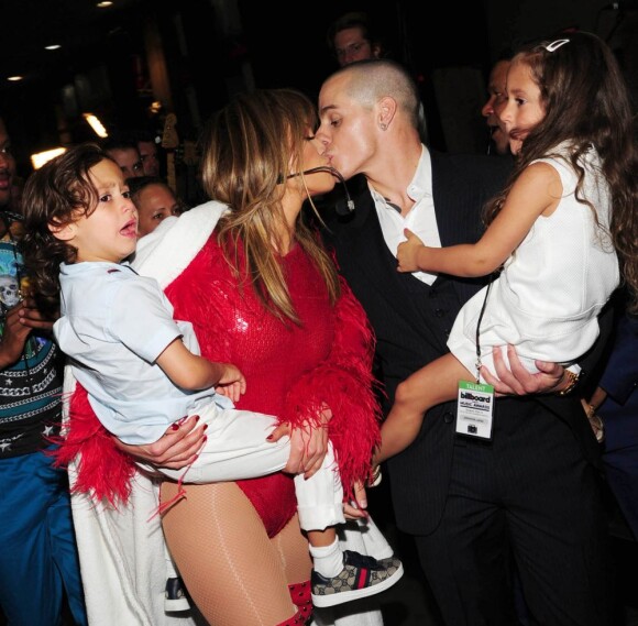 Casper Smart et Jennifer Lopez avec ses enfants Max et Emme (4 an) dans les coulisses de la cérémonie des Billboard Music Awards au MGM Grand Garden Arena à Las Vegas, le 19 mai 2013.