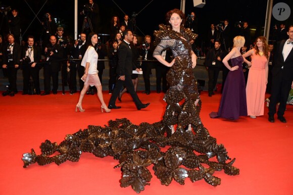 Une étrange tenue pour la présentation du film Borgman au Festival de Cannes le 19 mai 2013