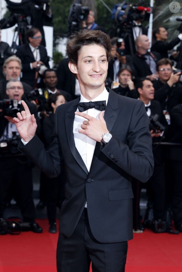 Pierre Niney lors de la montée des marches du Festival de Cannes le 19 mai 2013