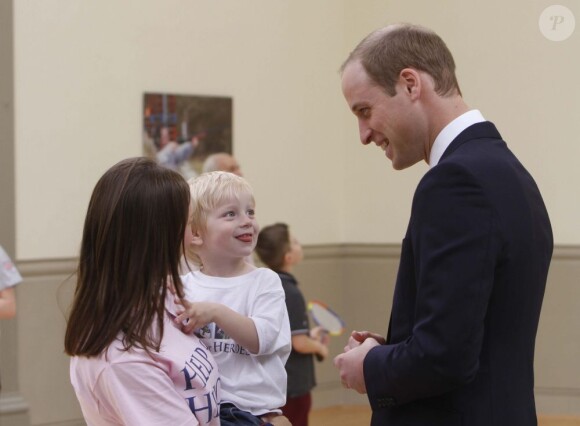Futur papa, William a été très sollicité... Le prince Harry et le prince William inauguraient ensemble, le 20 mai 2013 à Tidworth dans le Wiltshire, un centre de l'association Help for Heroes, qui soutient les blessé(e)s de guerre et leurs familles.