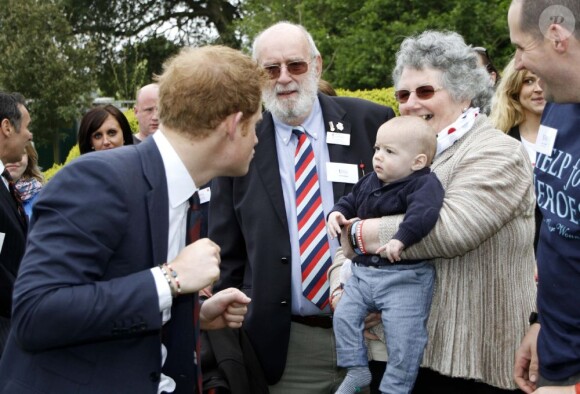 Harry boxe un bébé... Le prince Harry et le prince William inauguraient ensemble, le 20 mai 2013 à Tidworth dans le Wiltshire, un centre de l'association Help for Heroes, qui soutient les blessé(e)s de guerre et leurs familles.