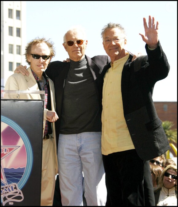 Les membres du groupe Doors, Ray Manzarek, John Densmore et Robby Krieger reçoivent une étoile sur le Hollywood Walk of Fame à Hollywood le 1er mars 2007.