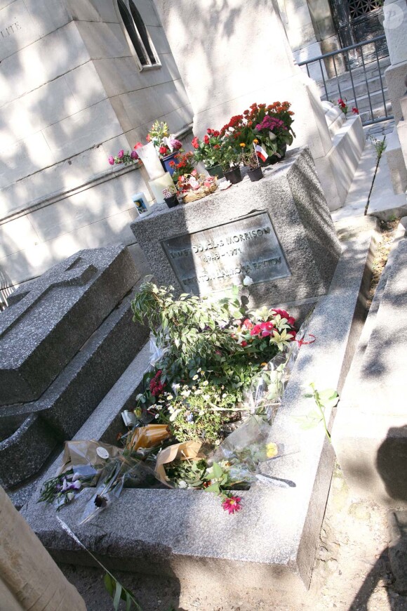 Tombe de Jim Morrison au cimetière du Père Lachaise, le 19 juillet 2007.